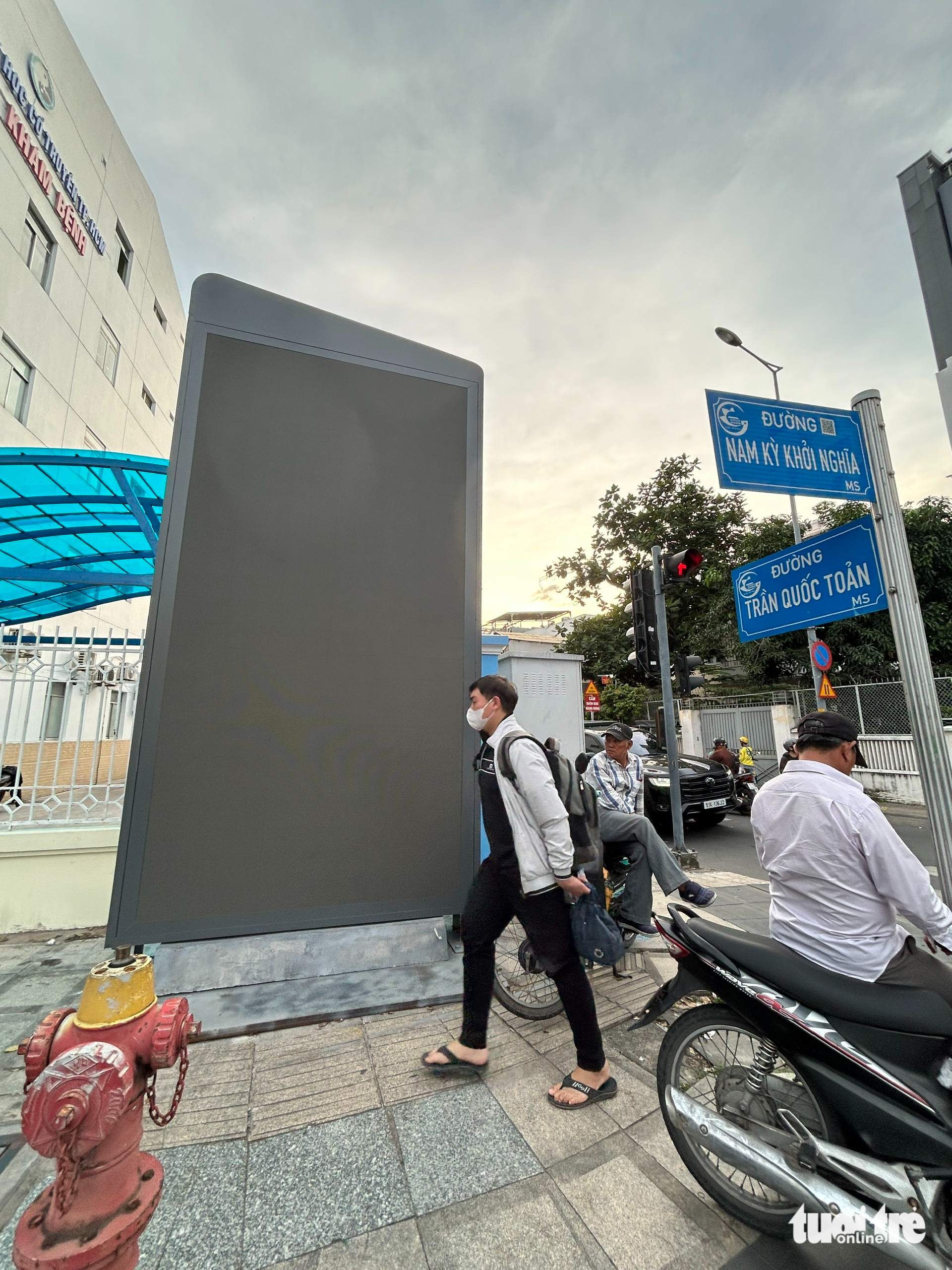 'Rối ren' bảng quảng cáo ngoài trời ở TP.HCM - Ảnh 4.