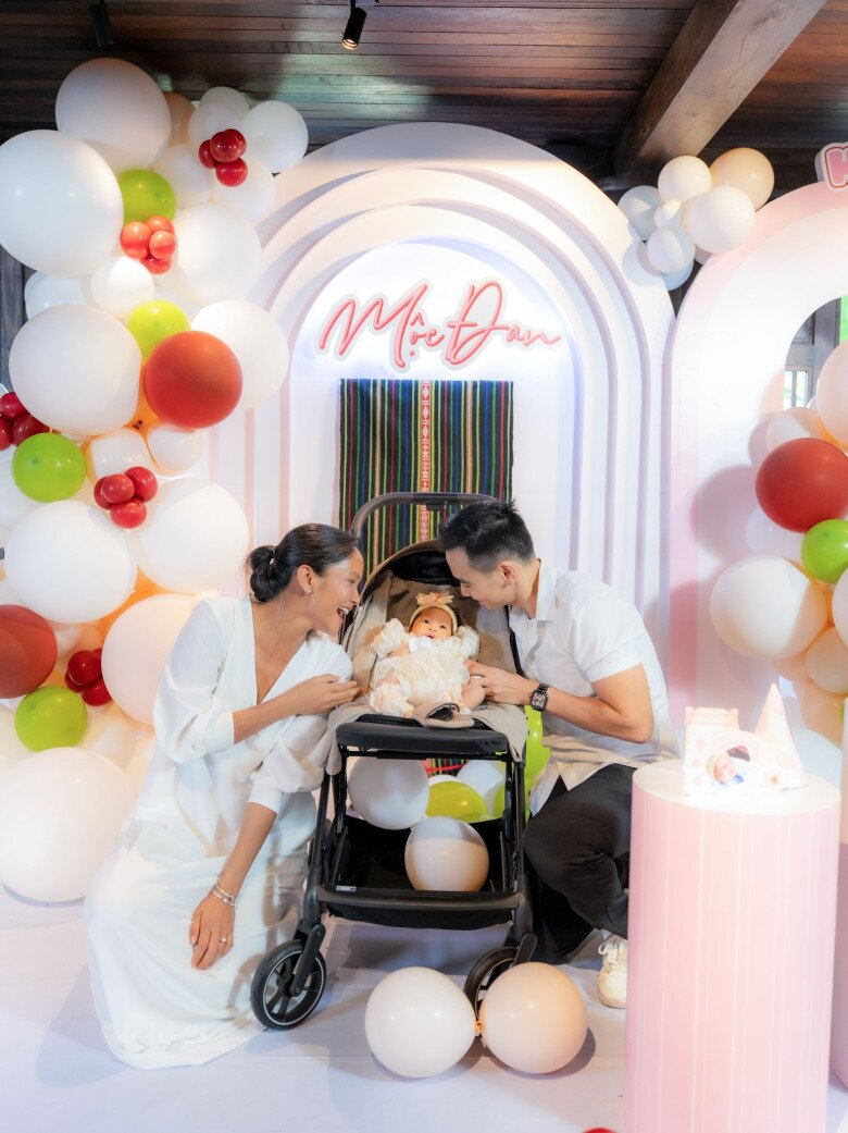 Gia đình hạnh phúc của Hoa hậu H’Hen Niê và chồng nhiếp ảnh gia.