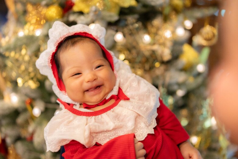 Con gái của H’Hen Niê mang họ mẹ, rất kháu khỉnh và đáng yêu.