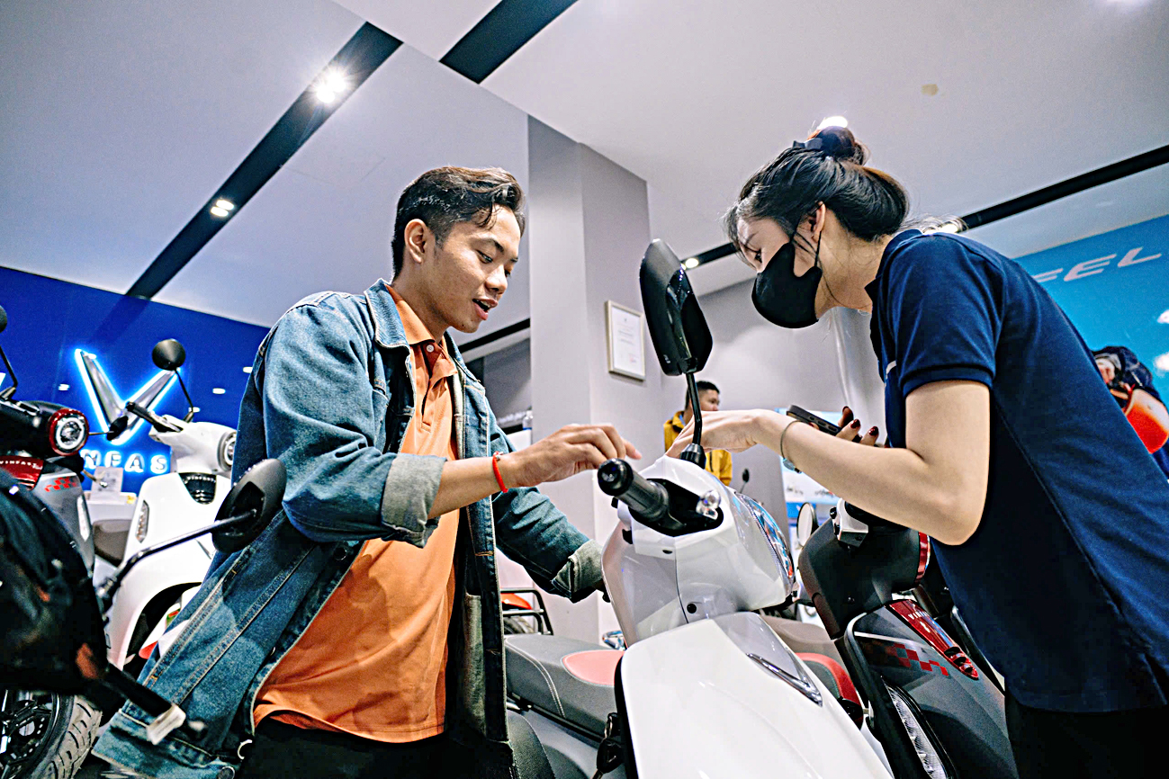 Giúp người dùng quen dần với xăng E10 - Ảnh 2. Giúp người dùng quen dần với xăng E10 - Ảnh 2.