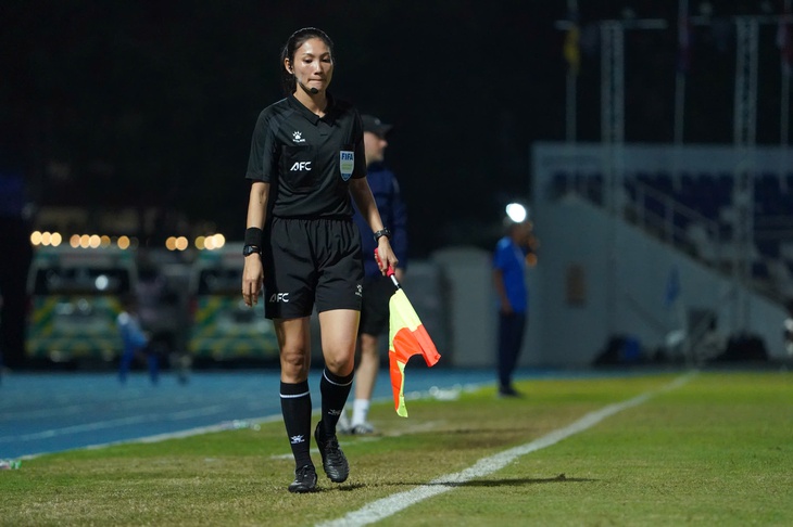 Nữ trợ lý trọng tài Lào có 6 năm kinh nghiệm làm FIFA 2 trọng tài - Ảnh 2.
