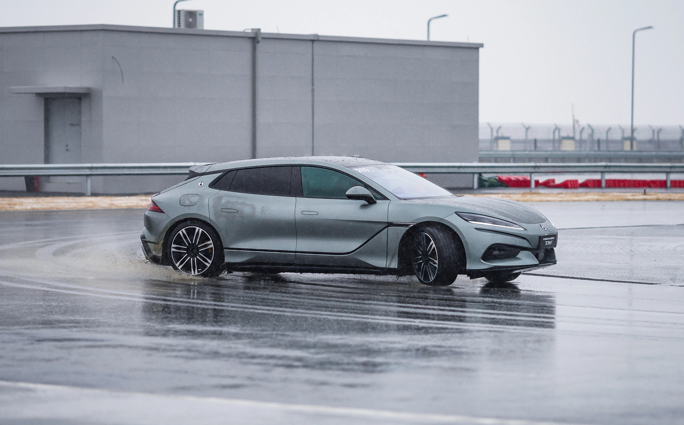 Trường đua BYD: Trải nghiệm tốc độ và công nghệ xe năng lượng mới tại Trịnh Châu - Ảnh 7. Trường đua BYD: Trải nghiệm tốc độ và công nghệ xe năng lượng mới tại Trịnh Châu - Ảnh 7.