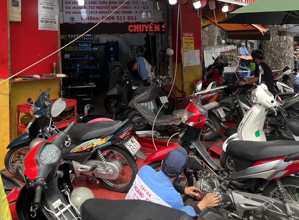 Khách hàng dịch chuyển sang chuỗi dịch vụ hoặc garage có thương hiệu khi chọn dịch vụ sửa chữa xe máy. Ảnh: TÚ UYÊN doanh nghiệp hoàn tất giải thể .jpg