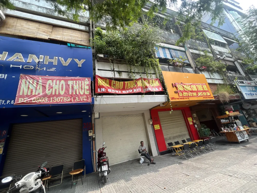 Nhiều mặt bằng treo bảng cho thuê. Ảnh: TÚ UYÊN doanh nghiệp hoàn tất giải thể 2.jpg