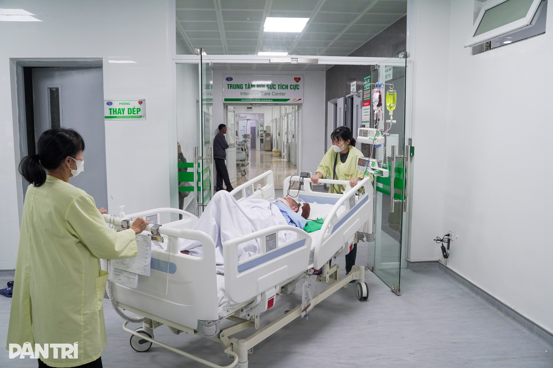 Giữ từng nhịp thở tại nơi điều trị những bệnh nhân nguy kịch vì cúm A - 10 Giữ từng nhịp thở tại nơi điều trị những bệnh nhân nguy kịch vì cúm A - 10