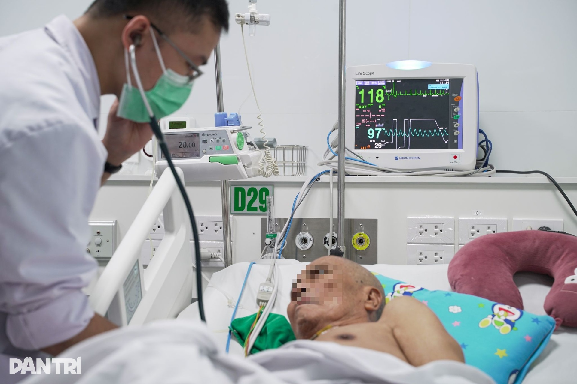 Giữ từng nhịp thở tại nơi điều trị những bệnh nhân nguy kịch vì cúm A - 11 Giữ từng nhịp thở tại nơi điều trị những bệnh nhân nguy kịch vì cúm A - 11