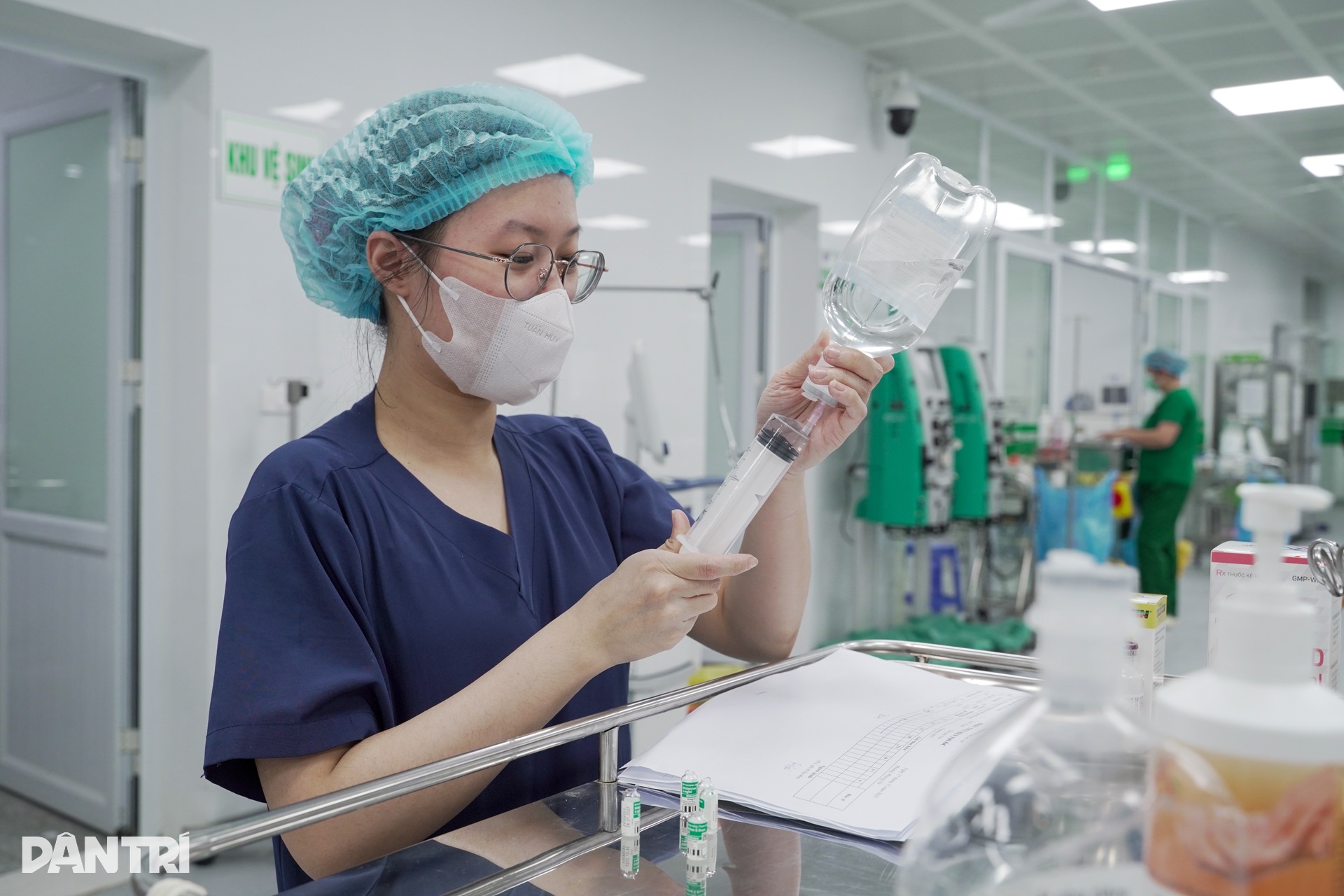 Giữ từng nhịp thở tại nơi điều trị những bệnh nhân nguy kịch vì cúm A - 13 Giữ từng nhịp thở tại nơi điều trị những bệnh nhân nguy kịch vì cúm A - 13