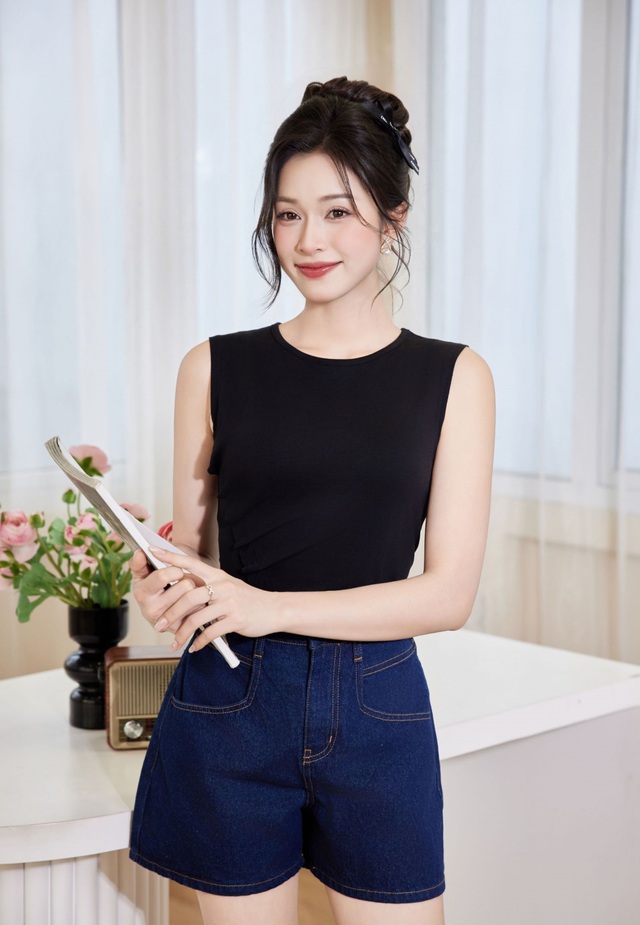 Áo sát nách, bí quyết mặc đẹp vừa thoải mái vừa thời thượng- Ảnh 2.