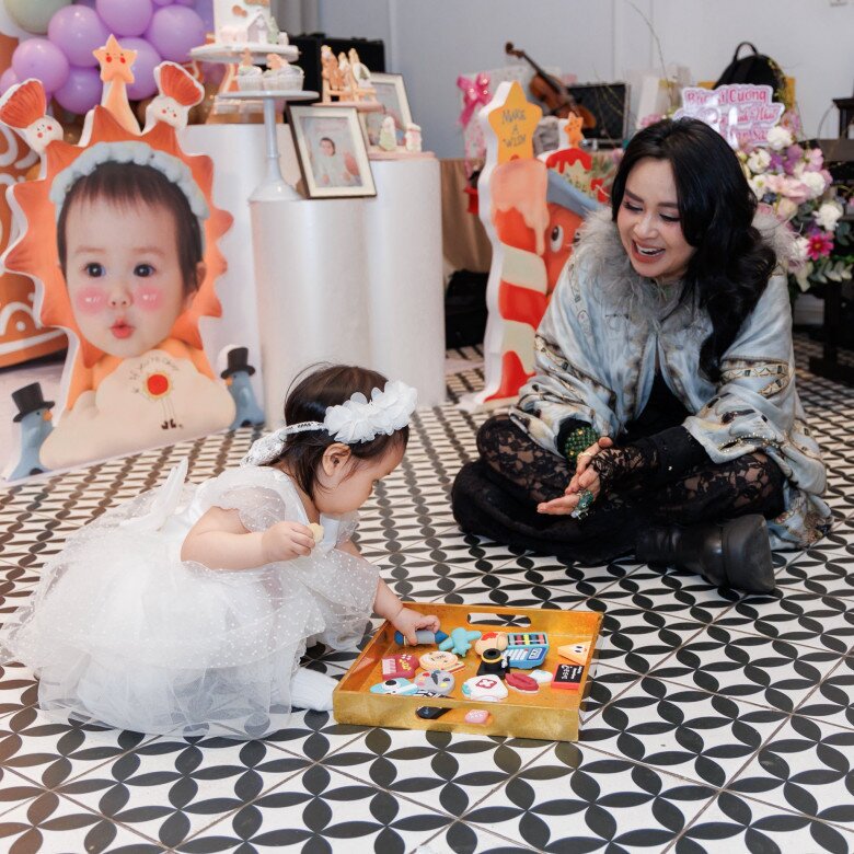 Cháu gái NSND Thanh Lam mới 1 tuổi đã muốn "nối nghiệp" bà ngoại, diện mạo đáng yêu hưởng trọn gen gia đình 2 Nữ NSND hạnh phúc khi bé Bao Bao bóc chiếc micro trong mâm thôi nôi.