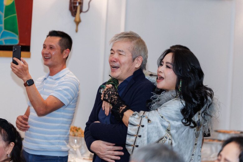 Cháu gái NSND Thanh Lam mới 1 tuổi đã muốn "nối nghiệp" bà ngoại, diện mạo đáng yêu hưởng trọn gen gia đình 4 NSND Thanh Lam ôm ông xã Tiến Hùng hát trong sinh nhật của cháu ngoại.