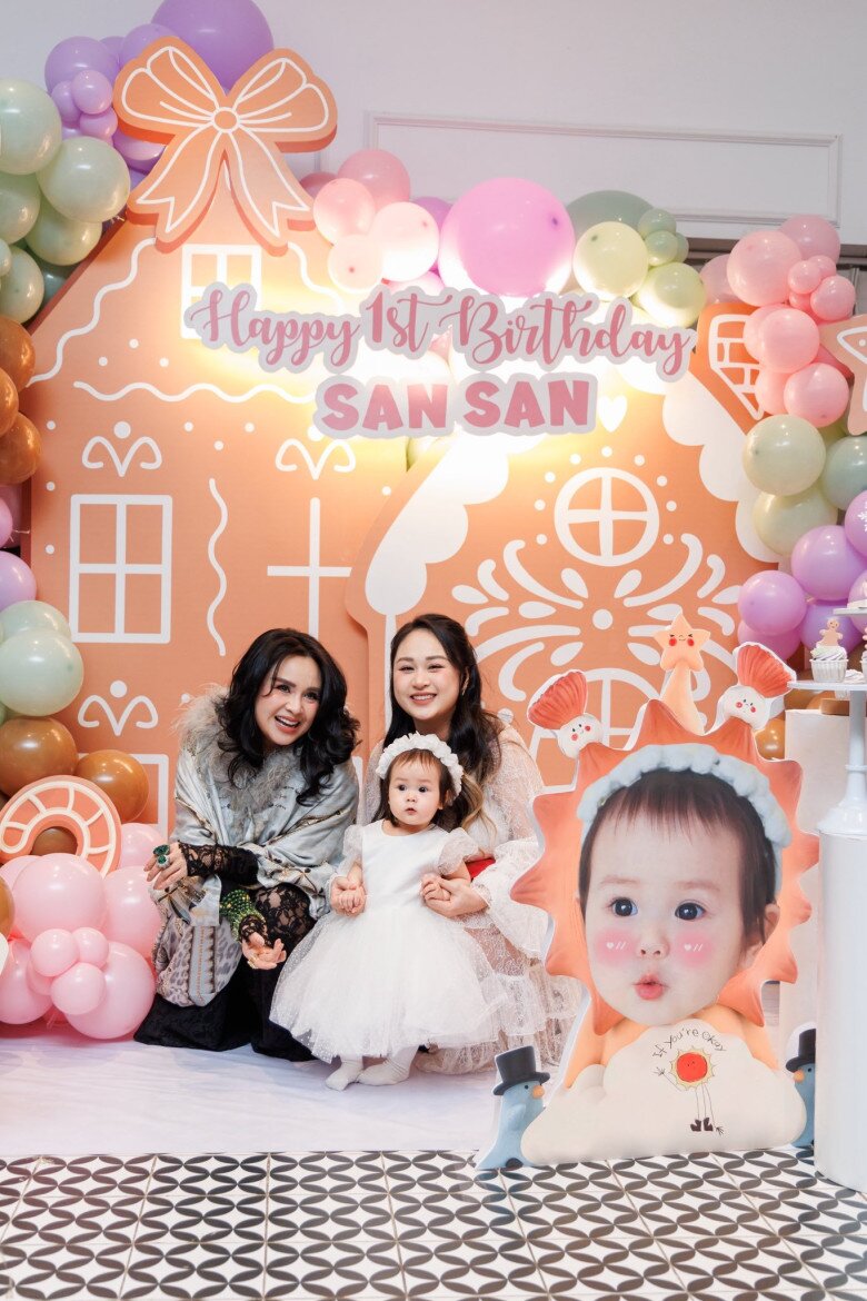 Cháu gái NSND Thanh Lam mới 1 tuổi đã muốn "nối nghiệp" bà ngoại, diện mạo đáng yêu hưởng trọn gen gia đình 3 Bé Bao Bao lên 1 tuổi ngày càng đáng yêu, diện mạo xinh xắn hưởng trọn gen của gia đình.