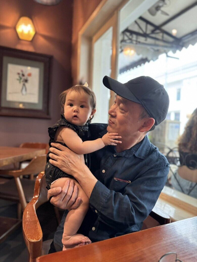 Cháu gái NSND Thanh Lam mới 1 tuổi đã muốn "nối nghiệp" bà ngoại, diện mạo đáng yêu hưởng trọn gen gia đình 8 Nhạc sĩ Quốc Trung dành nhiều thời gian để chăm sóc cháu ngoại.
