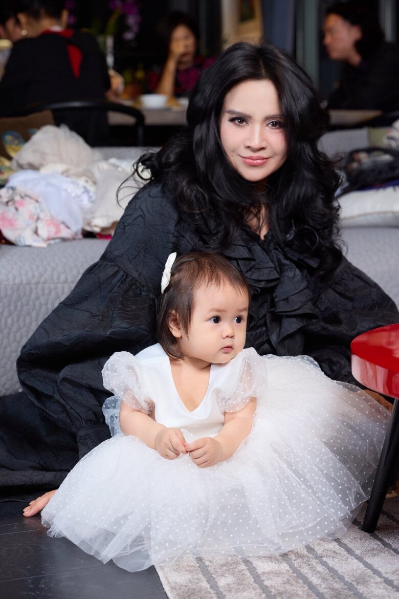 Cháu gái NSND Thanh Lam mới 1 tuổi đã muốn "nối nghiệp" bà ngoại, diện mạo đáng yêu hưởng trọn gen gia đình 9 Diva Thanh Lam vỡ òa khi có cháu ngoại, học hỏi nhiều thứ để chăm sóc bé Bao Bao.