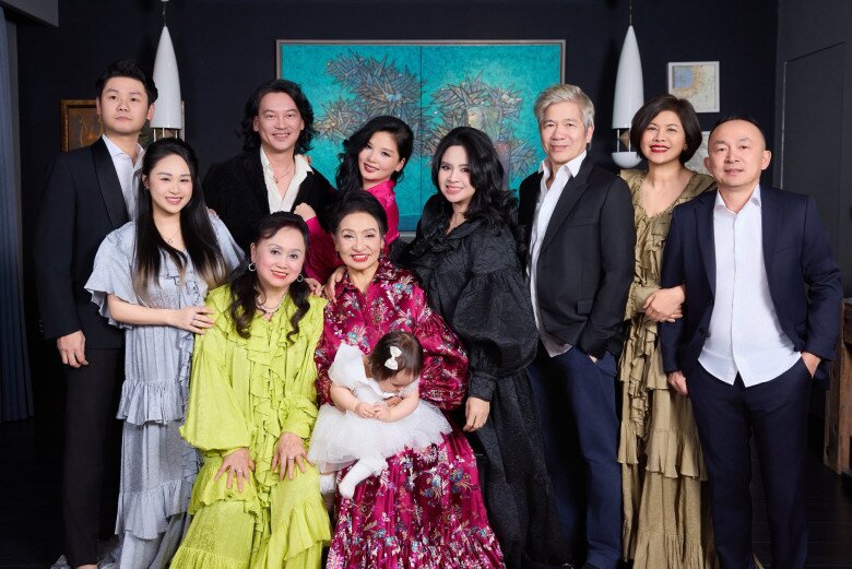 Cháu gái NSND Thanh Lam mới 1 tuổi đã muốn "nối nghiệp" bà ngoại, diện mạo đáng yêu hưởng trọn gen gia đình 10 Thanh Lam và Quốc Trung cùng gia đình mới ứng xử văn minh với nhau.