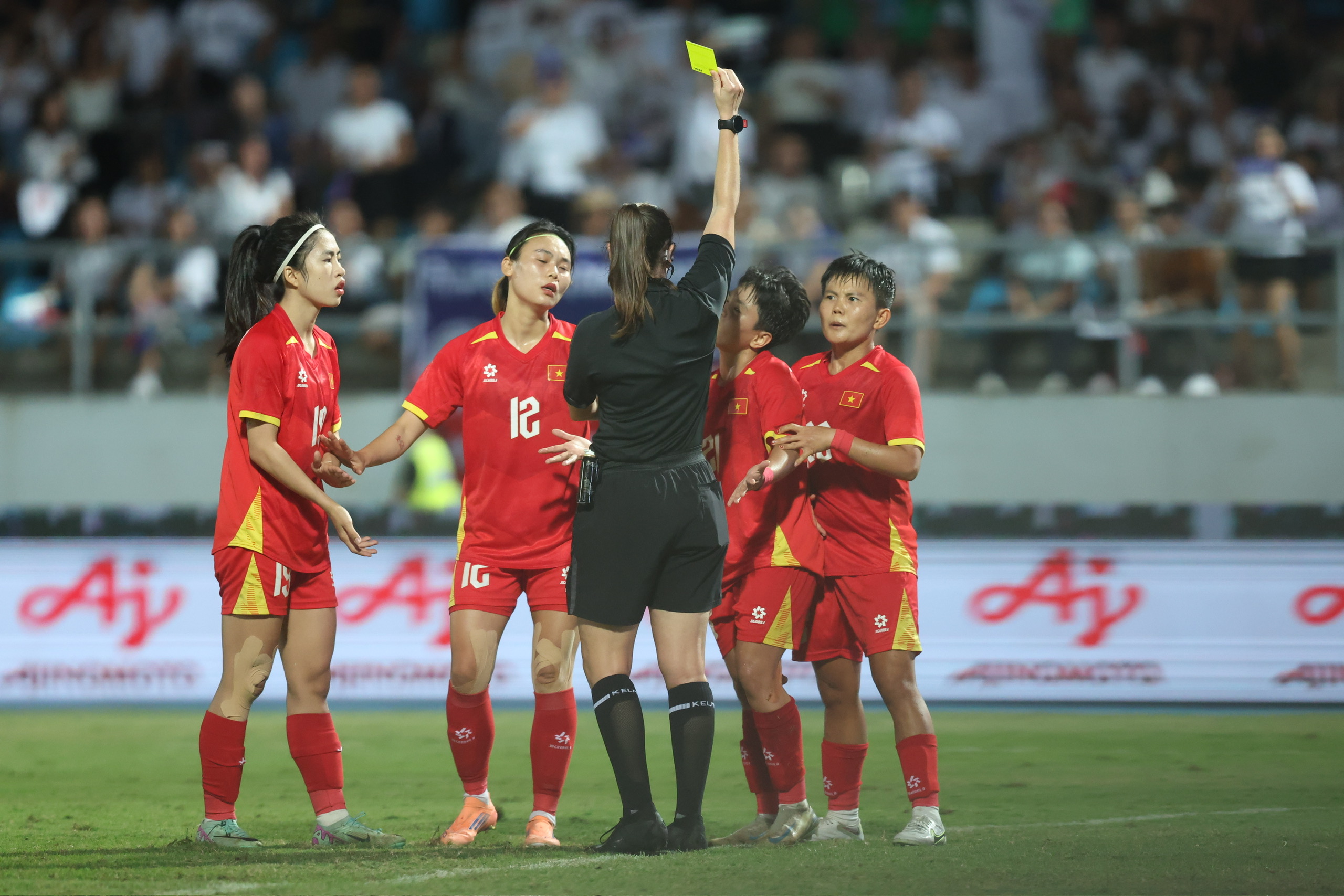 Trợ lý trọng tài người Lào cơ mà, sao đổ lỗi Thái Lan? 3 Truyền thông Thái Lan: