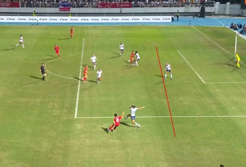 Tình huống thế này là trợ lý Chanthavong Phutsavan căng cờ báo việt vị là sai lầm nghiêm trọng rồi. Trong-tai-2.jpg