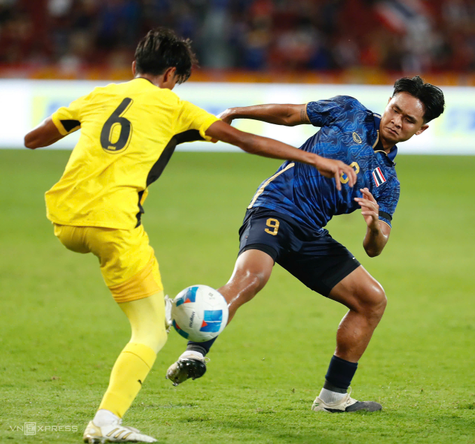 Yotsakorn Burapha (phải) thi đấu trong trận Thái Lan thắng Malaysia 1-0 ở bán kết bóng đá nam SEA Games 33 trên sân Rajamangala ở Bangkok, Thái Lan ngày 15/12/2025. Ảnh: Hiếu Lương