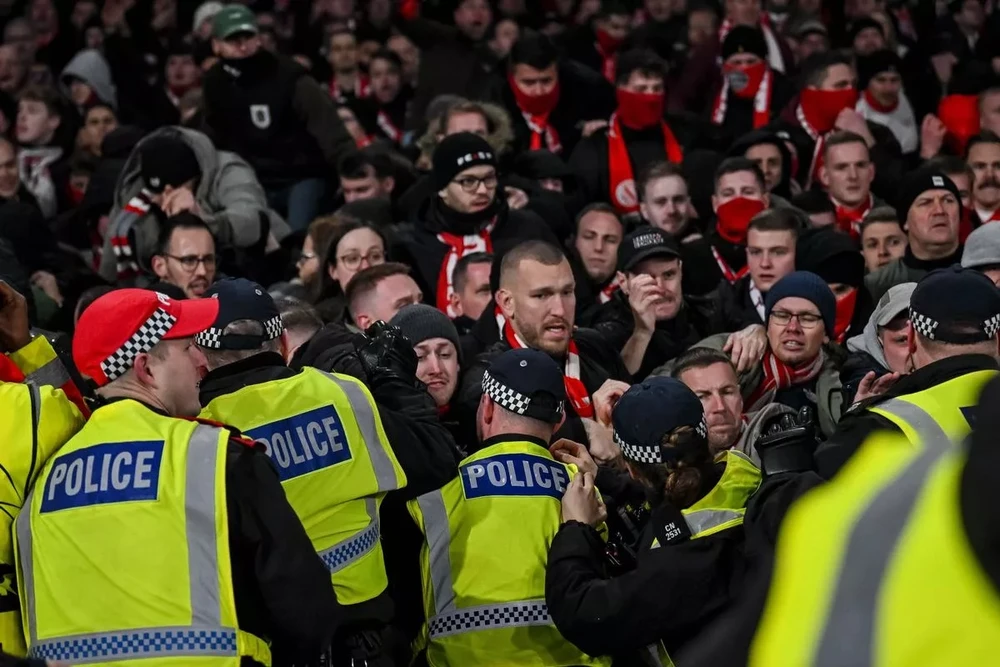 UEFA trừng phạt Bayern Munich vì CĐV của họ làm loạn trên sân Emirates của Arsenal. ẢNH: DeFodi uefa-trung-phat-bayern-munich.jpg