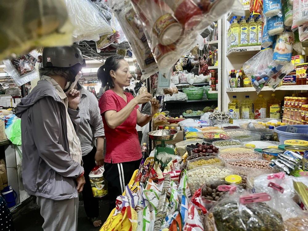 Các hộ gia đình thận trọng trước đà leo thang của vật giá. Ảnh: TÚ UYÊN siêu thị giảm giá 2.jpg