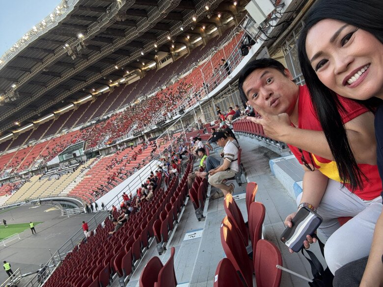 Nữ ca sĩ vui mừng khi đội tuyển bóng đá Việt Nam thắng Philippines với tỉ số 2-0.