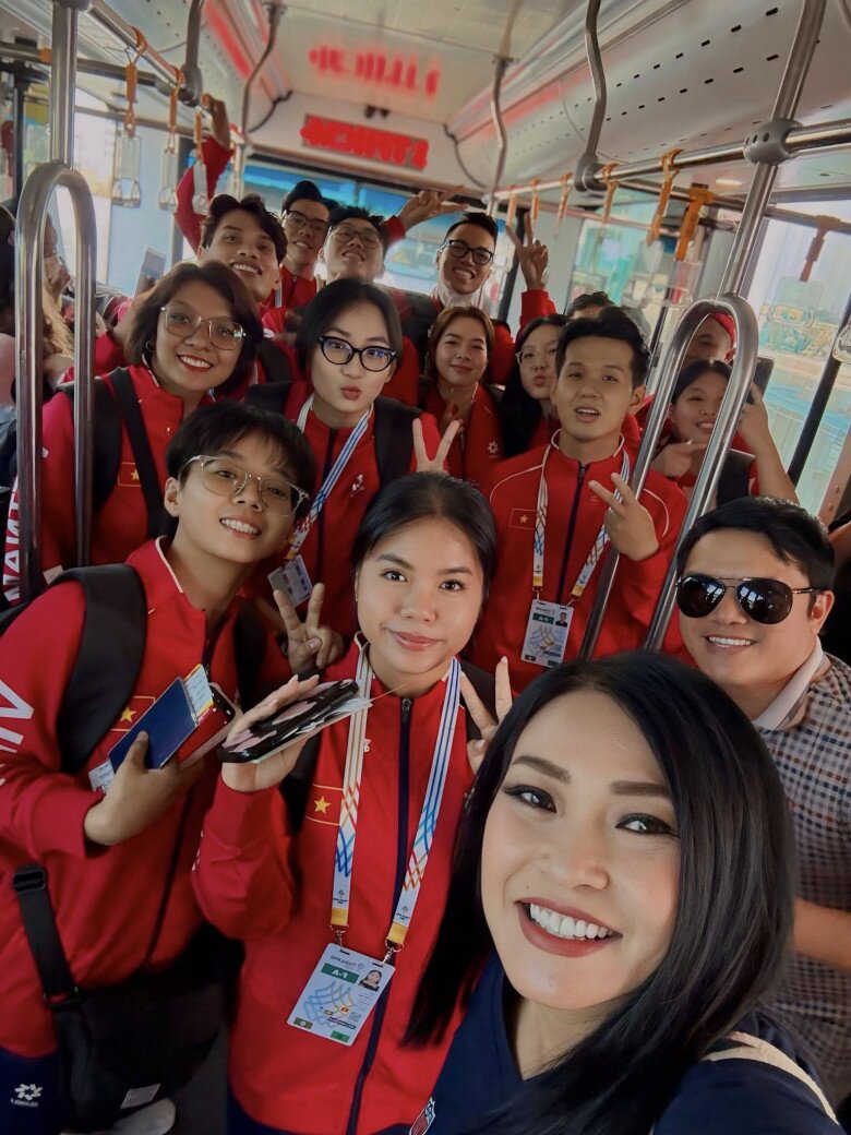 Phương Thanh đi cổ vũ tinh thần cho đội tuyển kéo co Việt Nam.