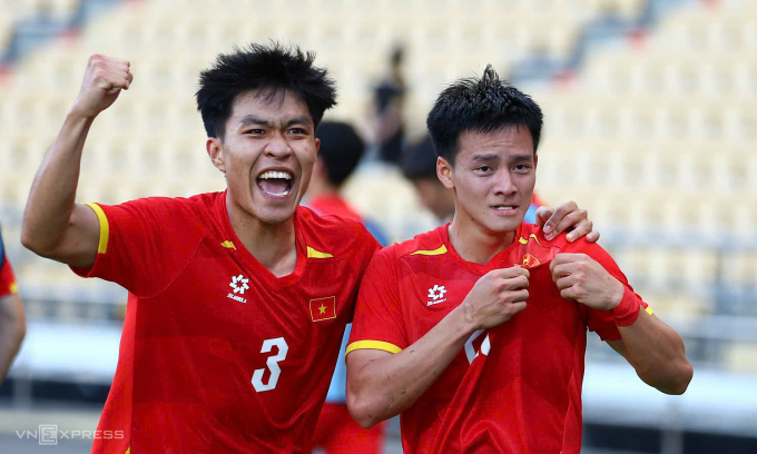 Nguyễn Thanh Nhàn (phải) và Phạm Lý Đức mừng bàn thắng trong trận Việt Nam hạ Philippines 2-0 ở bán kết môn bóng đá nam SEA Games 33 trên sân Rajamangala, Bangkok, Thái Lan ngày 15/12/2025. Ảnh: Hiếu Lương