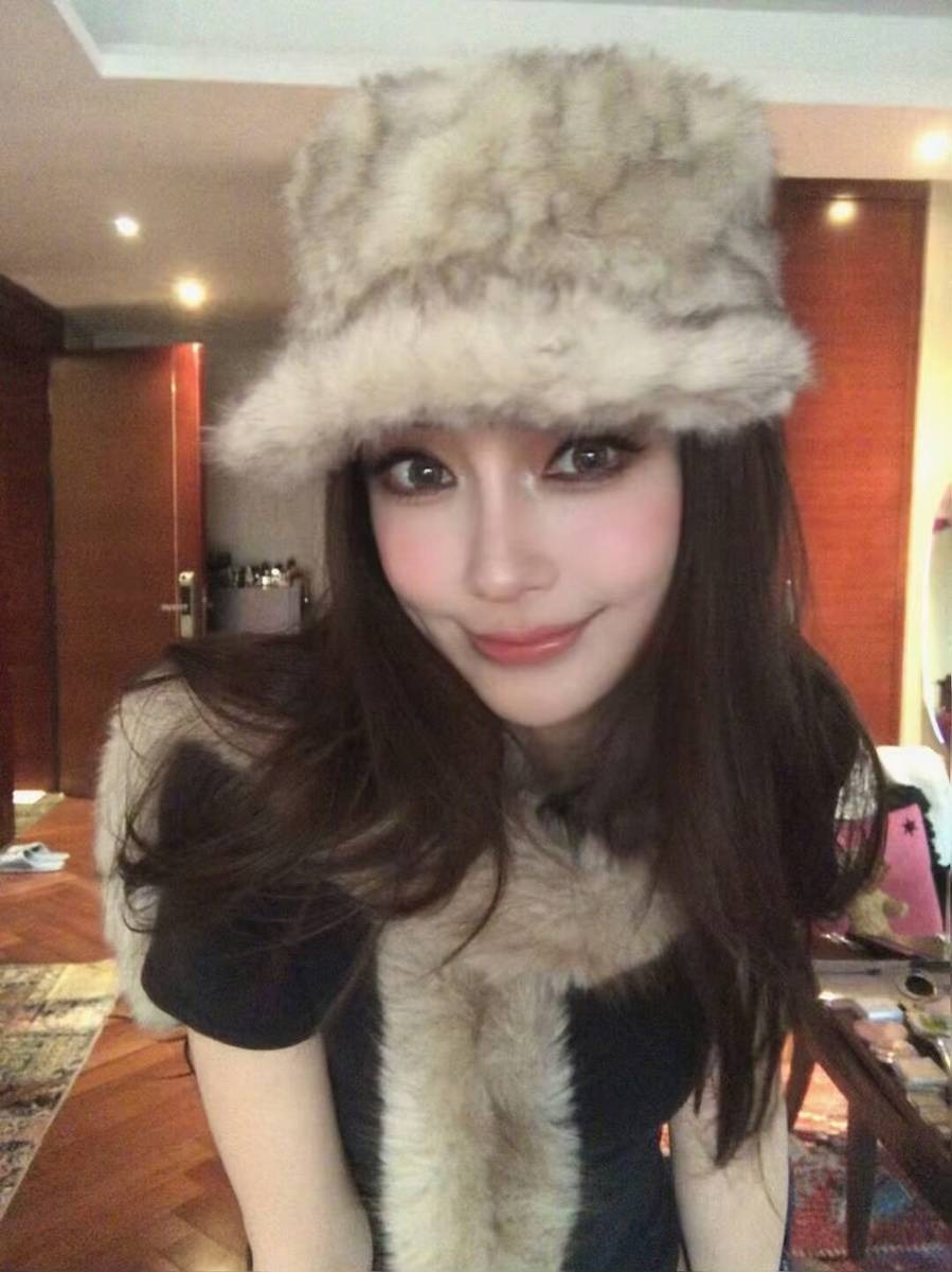 Angelababy đang làm gì với gương mặt của mình vậy?- Ảnh 2.