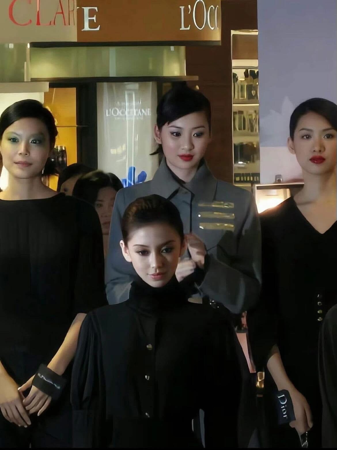 Angelababy đang làm gì với gương mặt của mình vậy?- Ảnh 4.