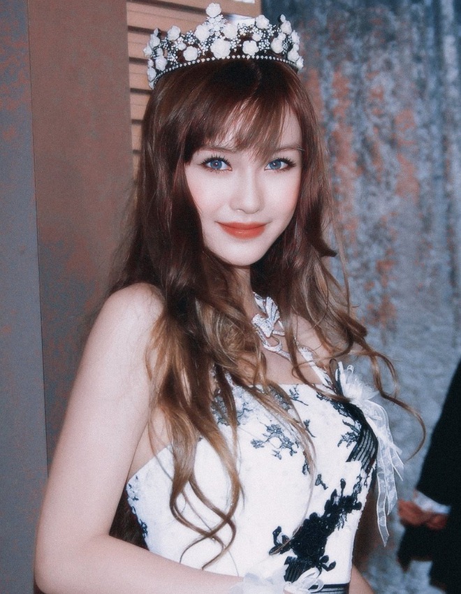 Angelababy đang làm gì với gương mặt của mình vậy?- Ảnh 6.