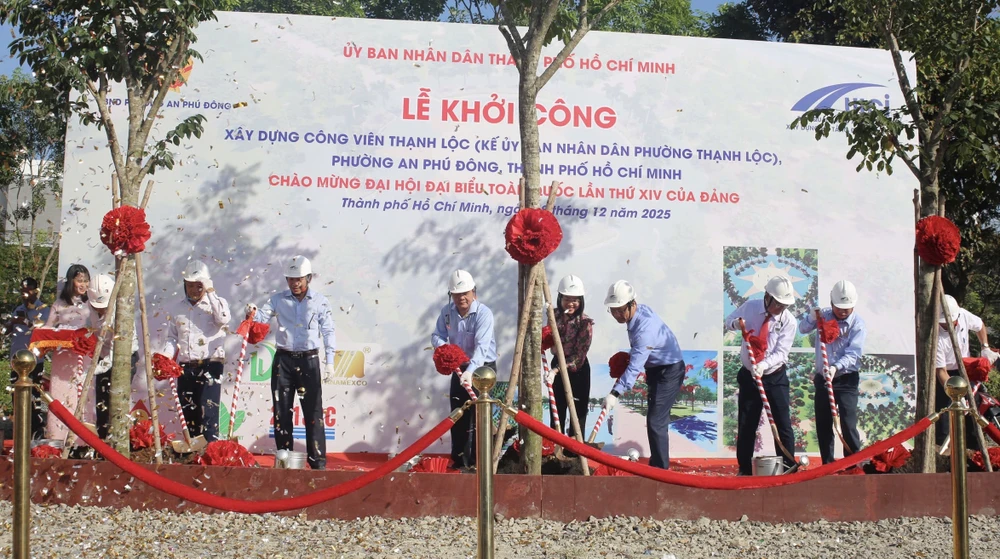 Các đại biểu thực hiện nghi thức khởi công dự án xây dựng công viên Thạnh Lộc. Ảnh: NC khởi công công viên 2.jpg