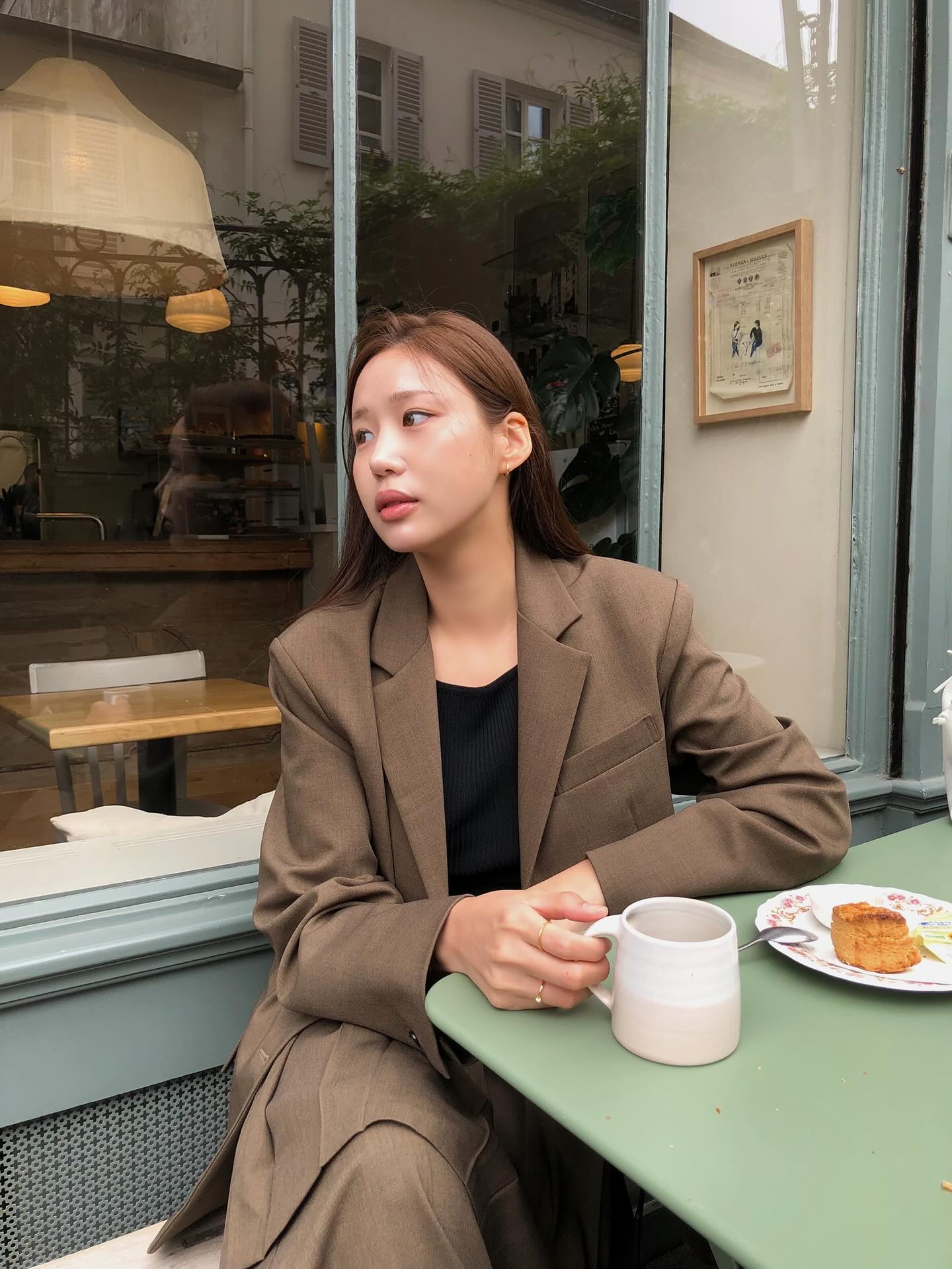 5 Mẫu áo khoác sang trọng nâng tầm phong cách đơn giản - Ảnh 2. 5 Mẫu áo khoác sang trọng nâng tầm phong cách đơn giản - Ảnh 2.