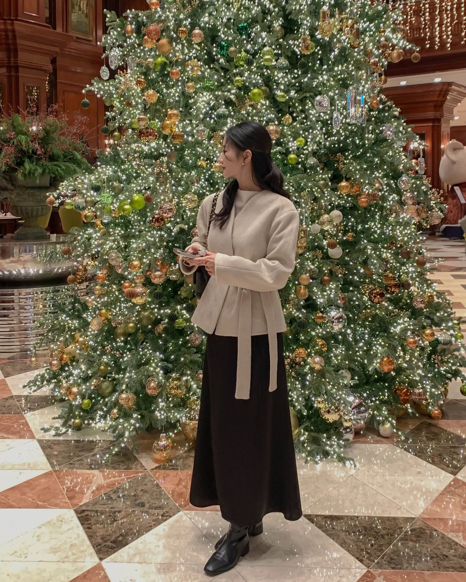 5 Mẫu áo khoác sang trọng nâng tầm phong cách đơn giản - Ảnh 13. 5 Mẫu áo khoác sang trọng nâng tầm phong cách đơn giản - Ảnh 13.