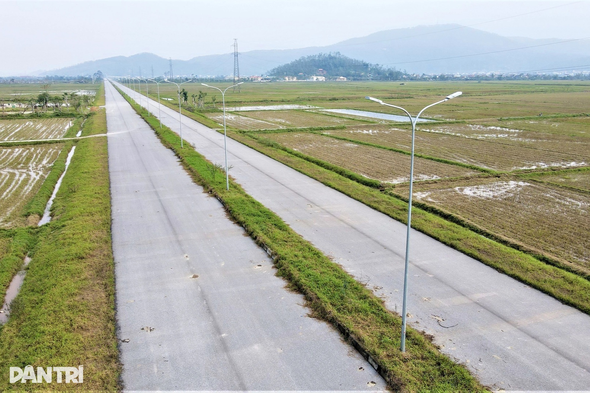 Thuê “thần đèn” dời cổng đền hơn 200 tuổi, đường trăm tỷ vẫn cụt 2 đầu - 2