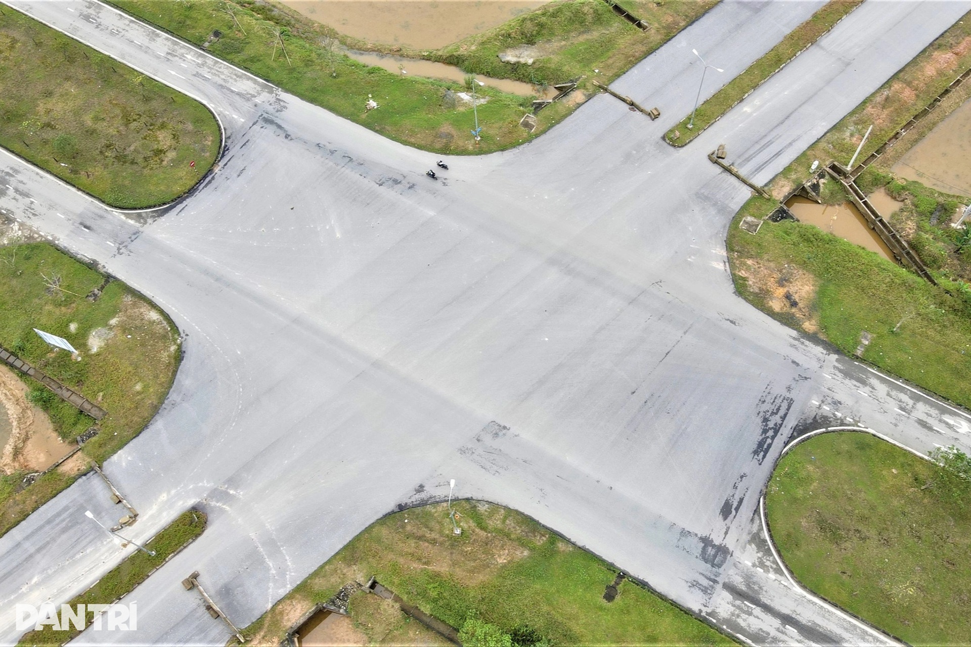 Thuê “thần đèn” dời cổng đền hơn 200 tuổi, đường trăm tỷ vẫn cụt 2 đầu - 3