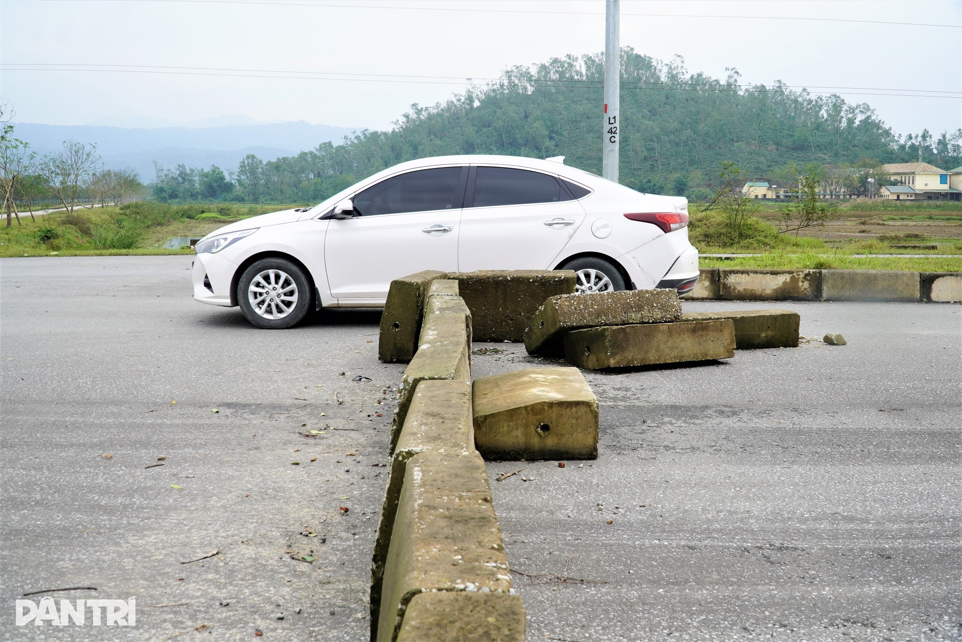 Thuê “thần đèn” dời cổng đền hơn 200 tuổi, đường trăm tỷ vẫn cụt 2 đầu - 10