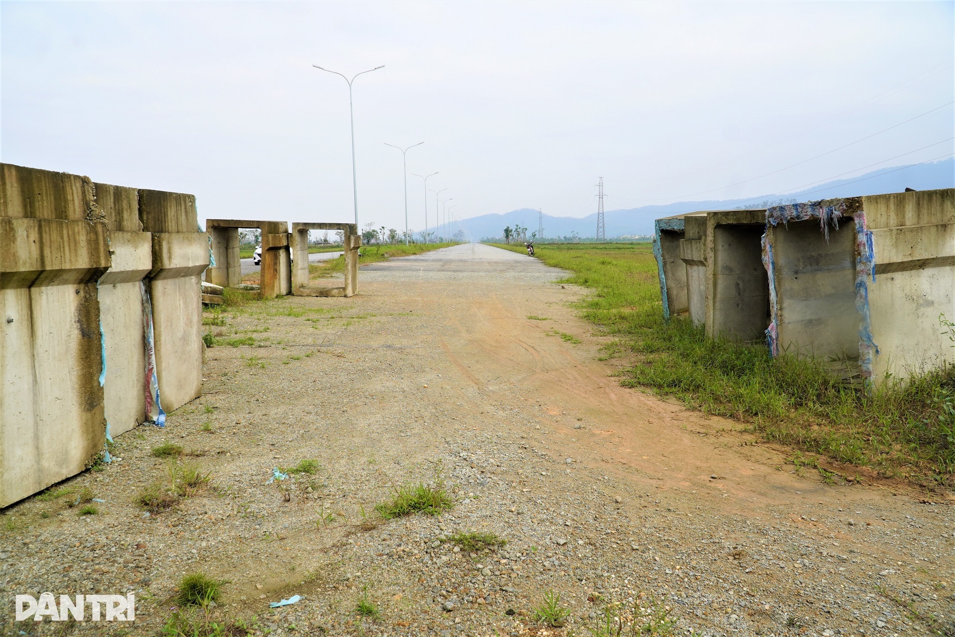 Thuê “thần đèn” dời cổng đền hơn 200 tuổi, đường trăm tỷ vẫn cụt 2 đầu - 11