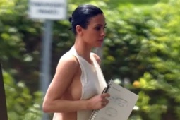 Vợ Kanye West mặc đồ bơi kiệm vải đi họp