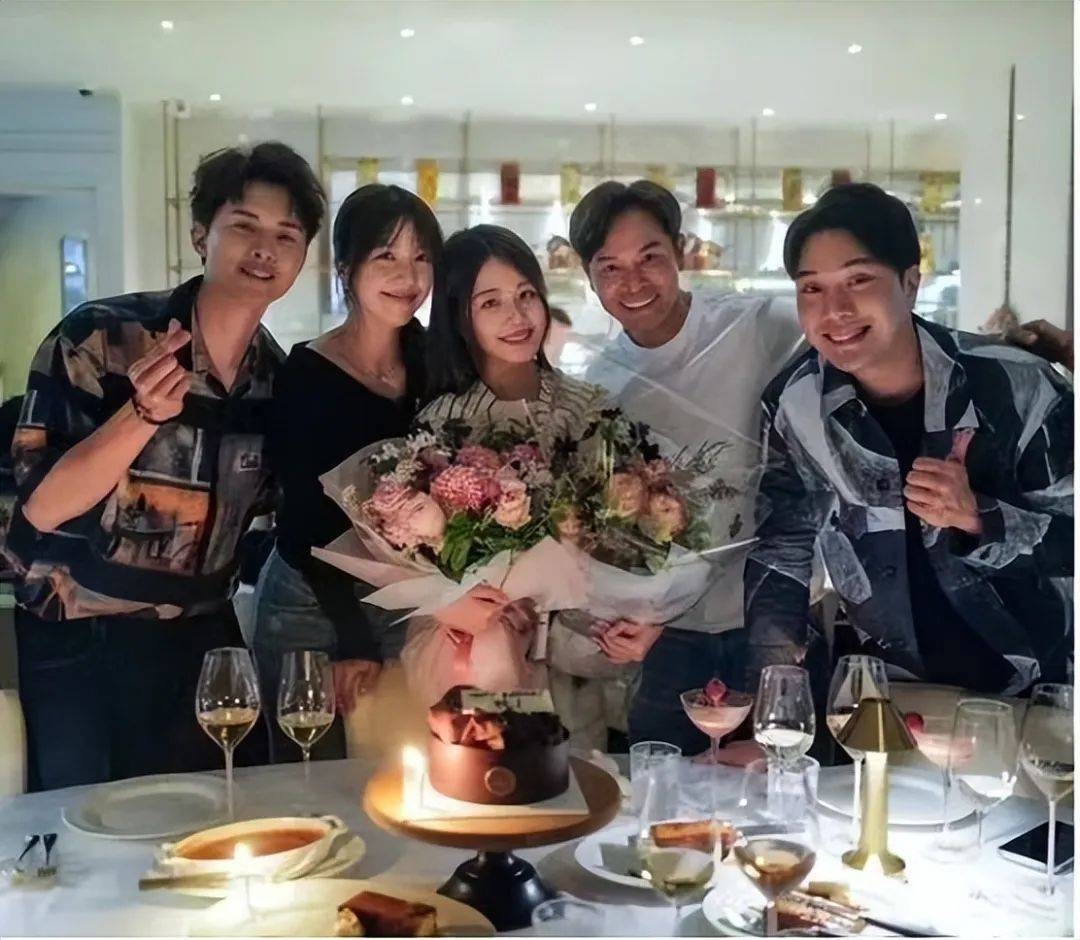 Nam diễn viên 61 tuổi cứ đóng phim là yêu Hoa hậu, vừa chia tay mỹ nhân 2K2 liền đến bên người đẹp 95?- Ảnh 3.