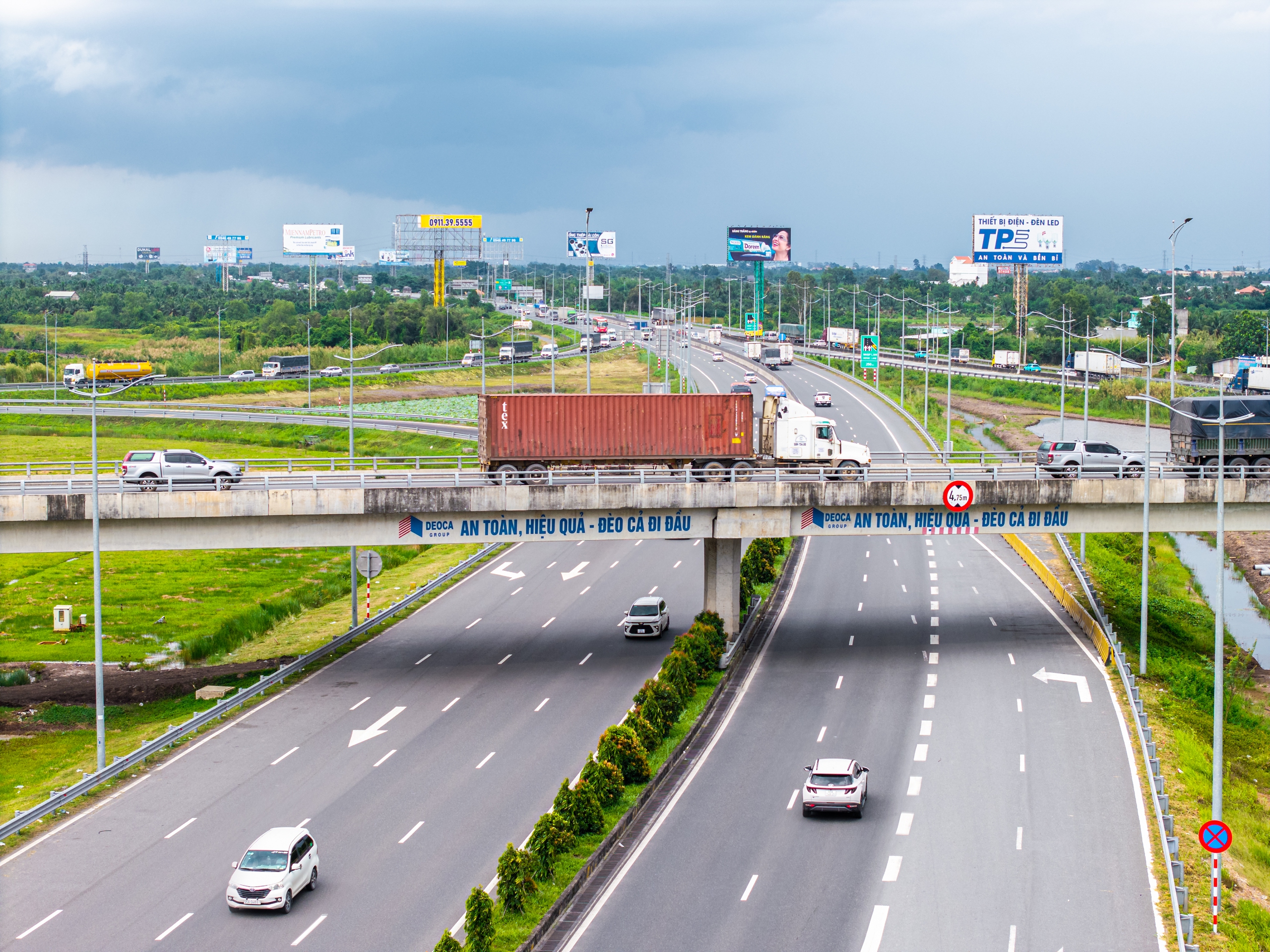 Cao tốc TP.HCM đi miền Tây trước ngày được mở rộng- Ảnh 3. Cao tốc TP.HCM đi miền Tây trước ngày được mở rộng- Ảnh 3.