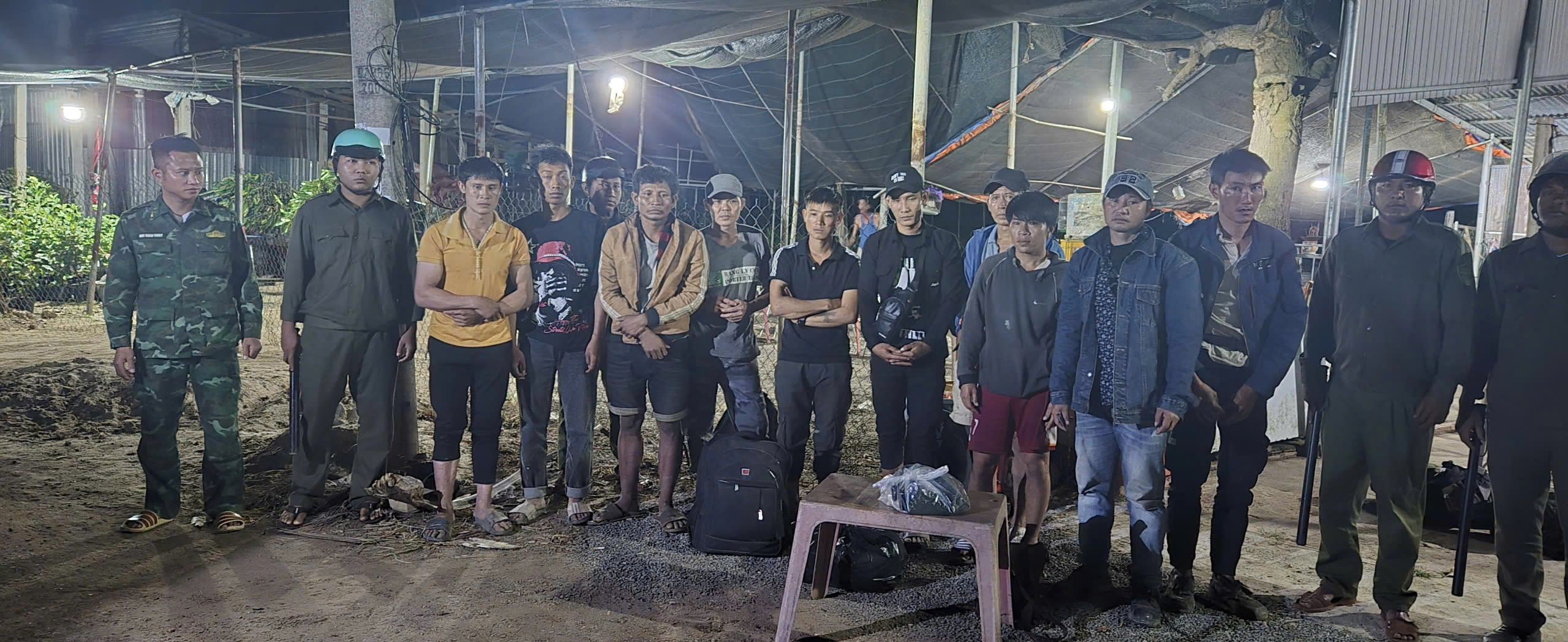 'Khóa' đường mòn, lối mở chặn người xuất nhập cảnh trái phép 2 1766044640 929 Khoa duong mon loi mo chan nguoi xuat nhap canh