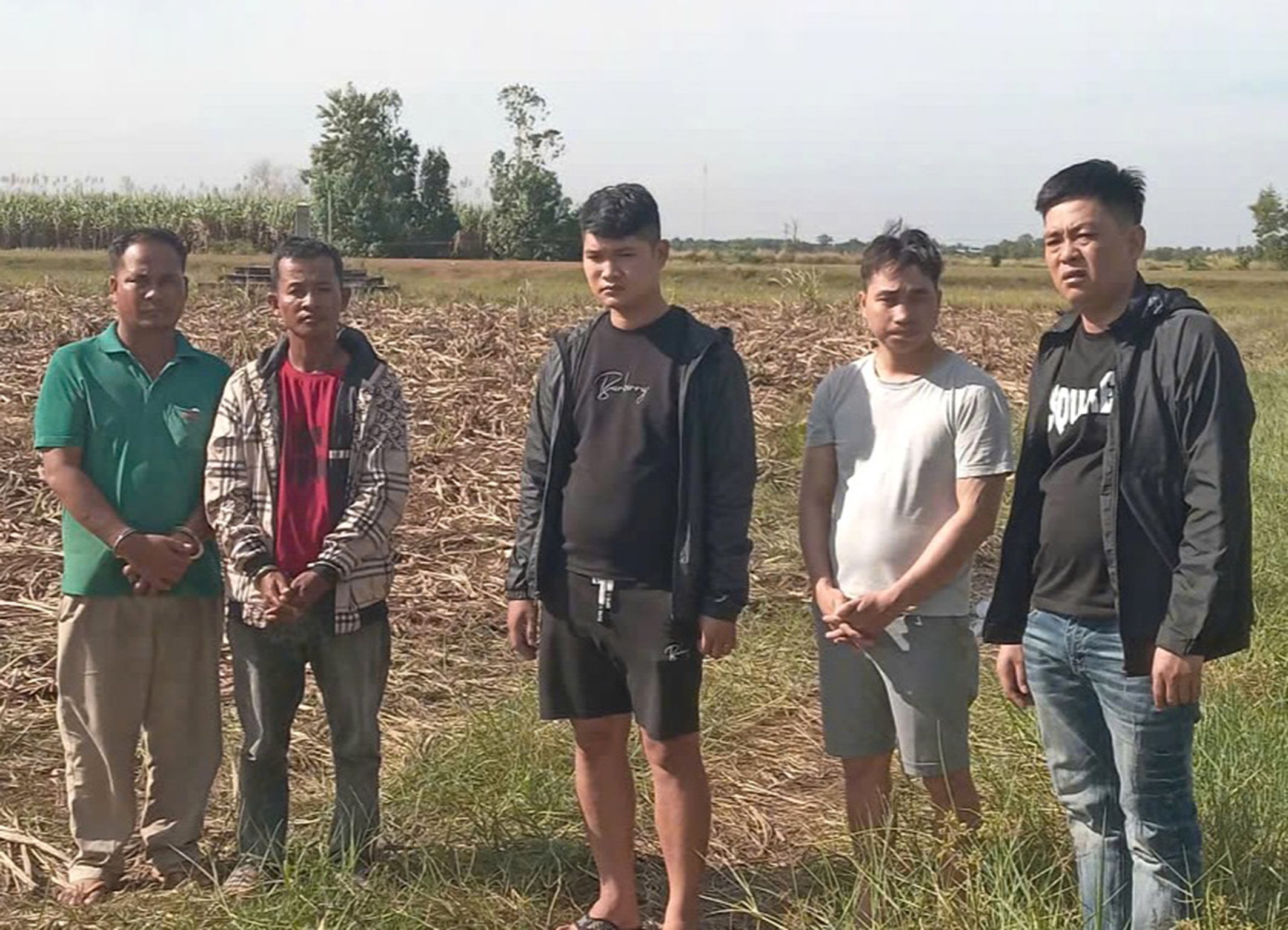 'Khóa' đường mòn, lối mở chặn người xuất nhập cảnh trái phép 3 1766044642 378 Khoa duong mon loi mo chan nguoi xuat nhap canh