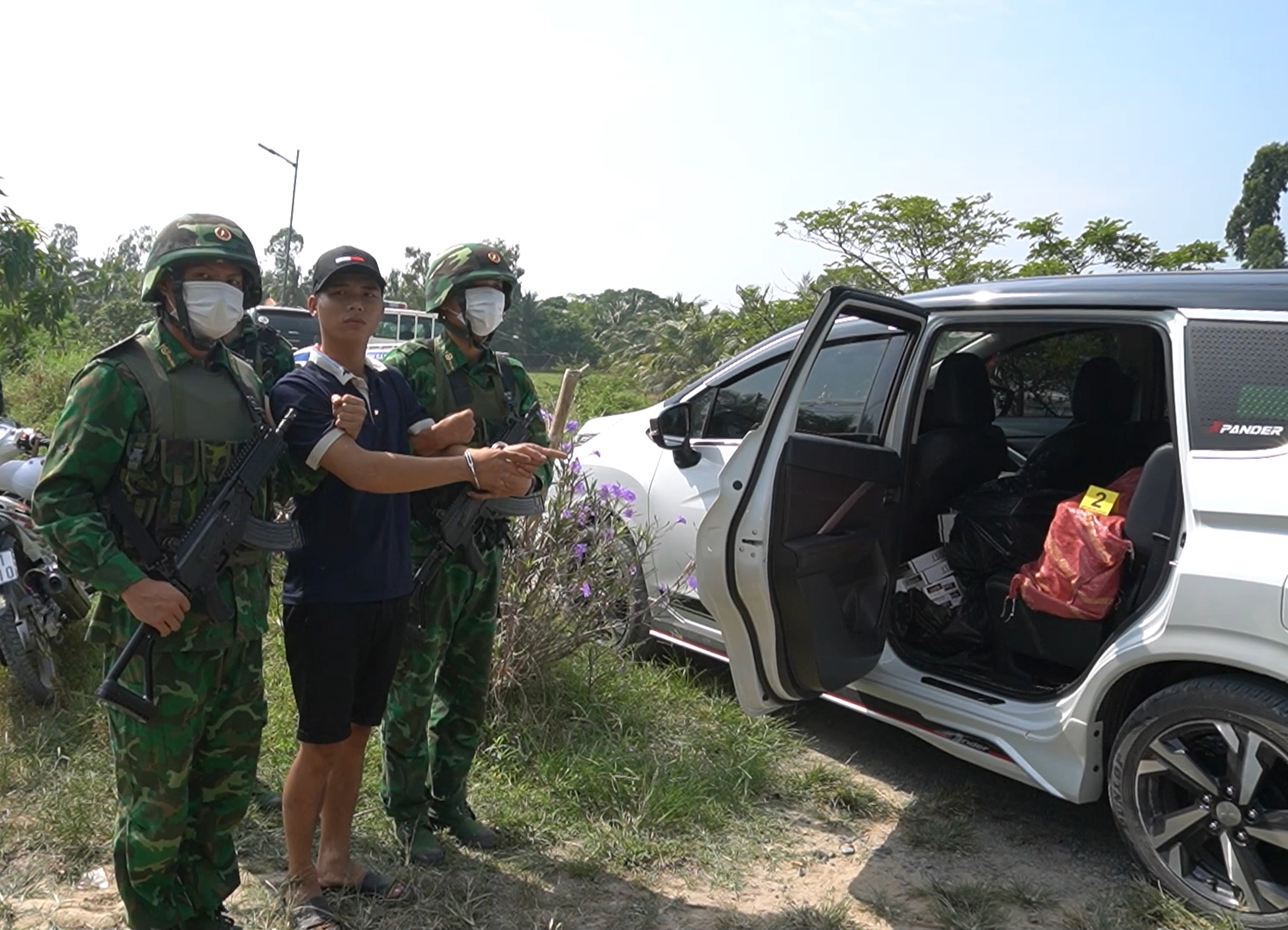 'Khóa' đường mòn, lối mở chặn người xuất nhập cảnh trái phép 5 1766044645 52 Khoa duong mon loi mo chan nguoi xuat nhap canh