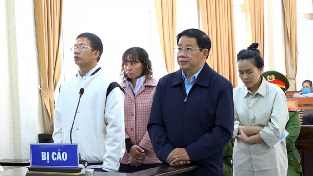 Cựu giám đốc CDC Lâm Đồng (bìa phải hàng đầu) cùng các đồng phạm tại tòa án. phong-chong-tham-nhung (1).jpg