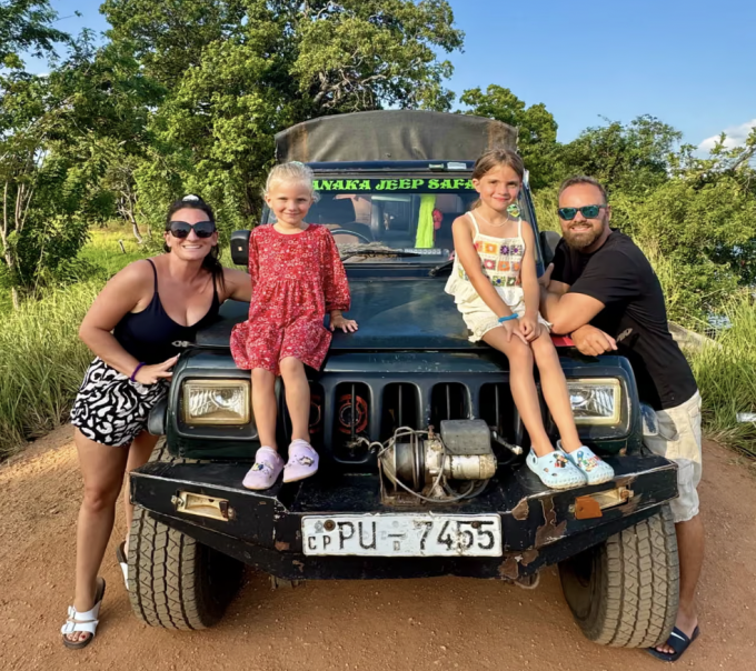 Trái đắng của những gia đình ôm con đi vòng quanh thế giới 3 Gia đình Josy và Joe Davis ở Sri Lanka. Ảnh: Guardian