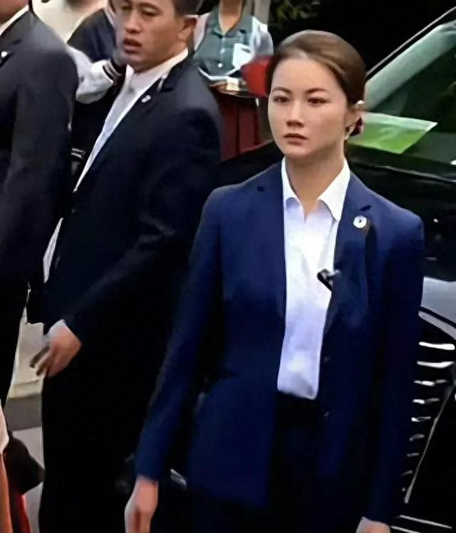 Nữ vệ sĩ xinh đẹp gây sốt với loạt khoảnh khắc hộ tống các phu nhân thế giới- Ảnh 3. Nữ vệ sĩ xinh đẹp gây sốt với loạt khoảnh khắc hộ tống các phu nhân thế giới- Ảnh 3.