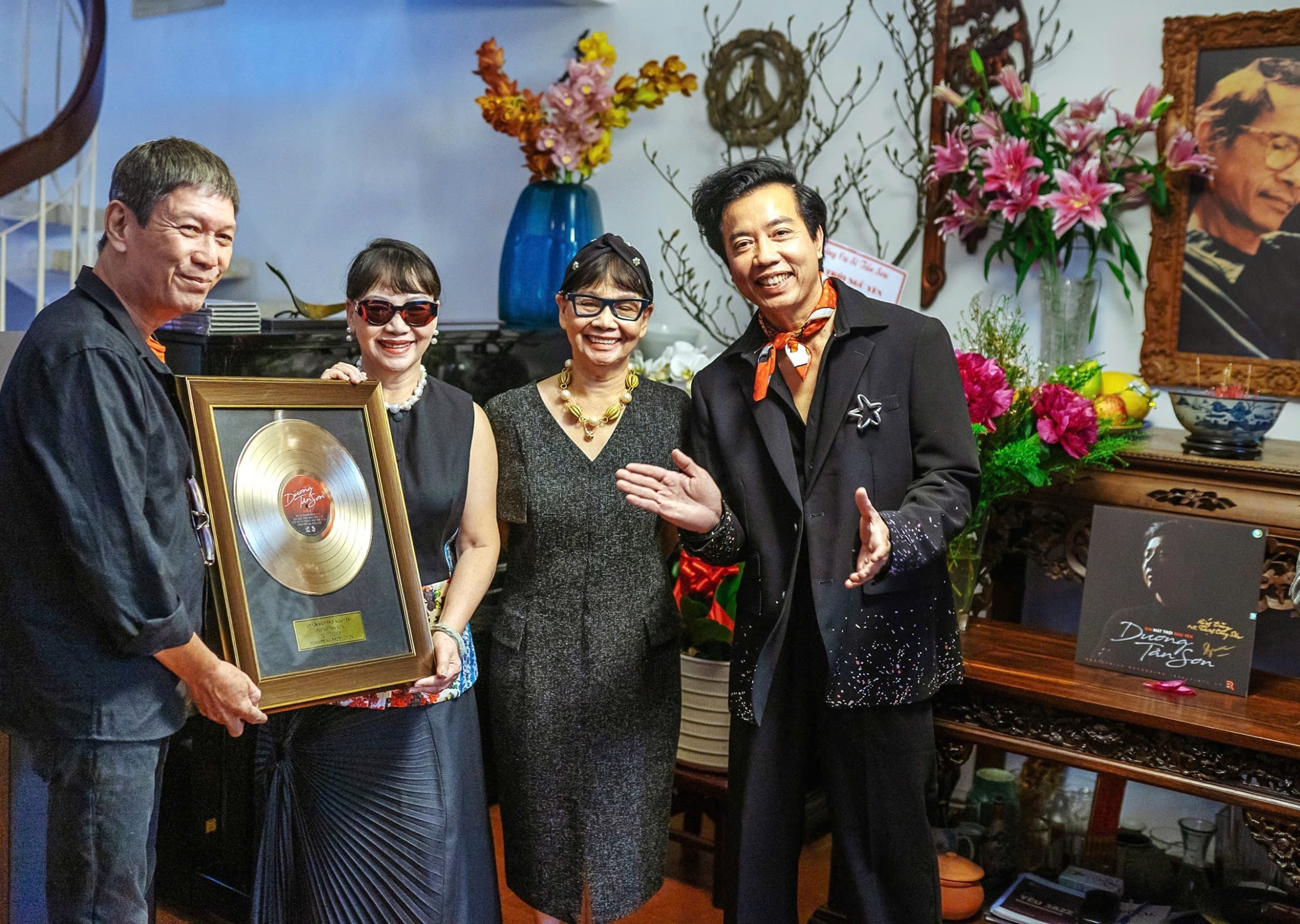 Dương Tấn Sơn từ đĩa than Xin Mặt Trời Ngủ Yên đến đêm nhạc Hãy Yêu Nhau Đi 3 duong-tan-son-4-1766044540.jpg