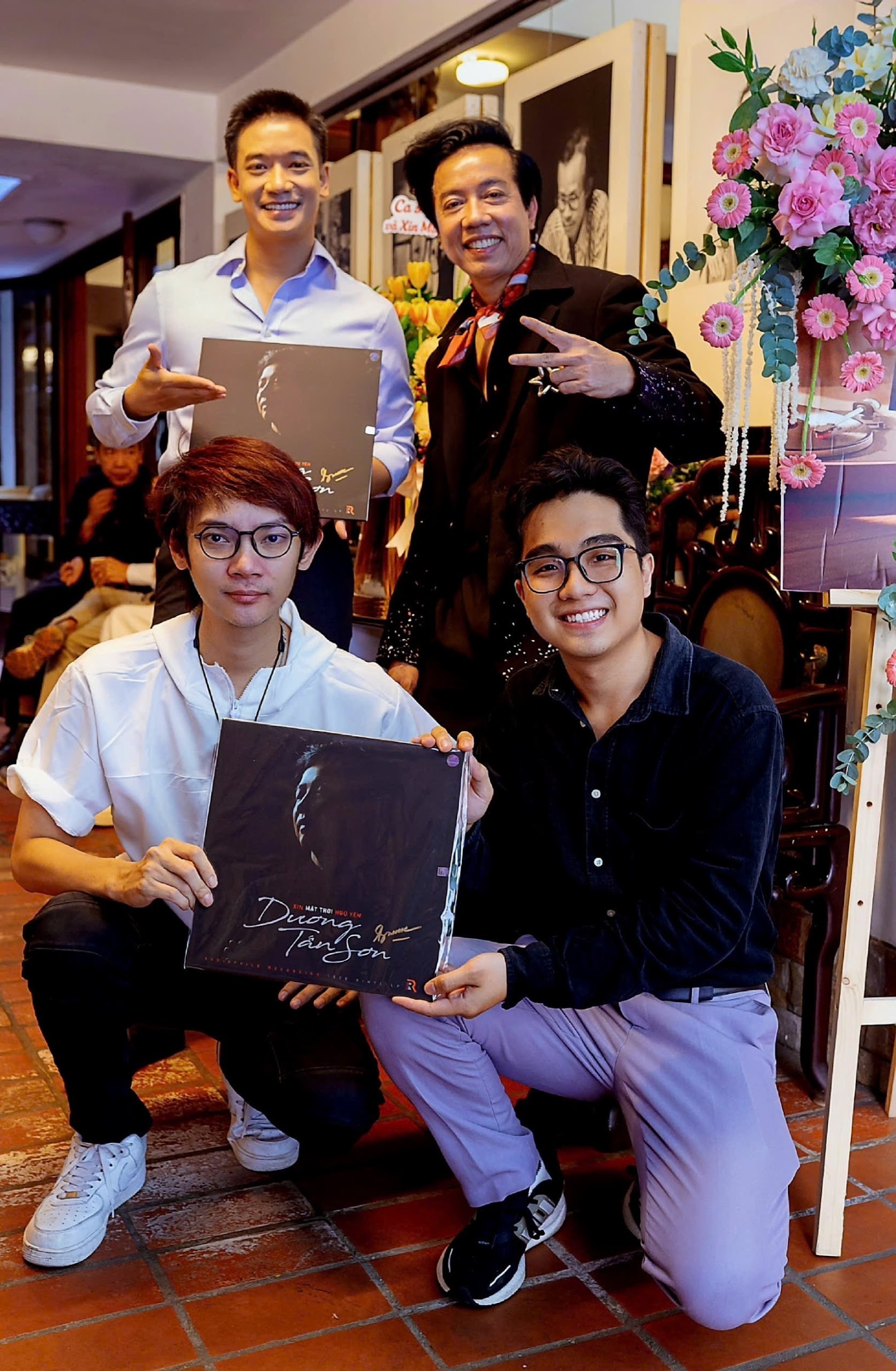 Dương Tấn Sơn từ đĩa than Xin Mặt Trời Ngủ Yên đến đêm nhạc Hãy Yêu Nhau Đi 4 duong-tan-son-7-1766044574.jpg