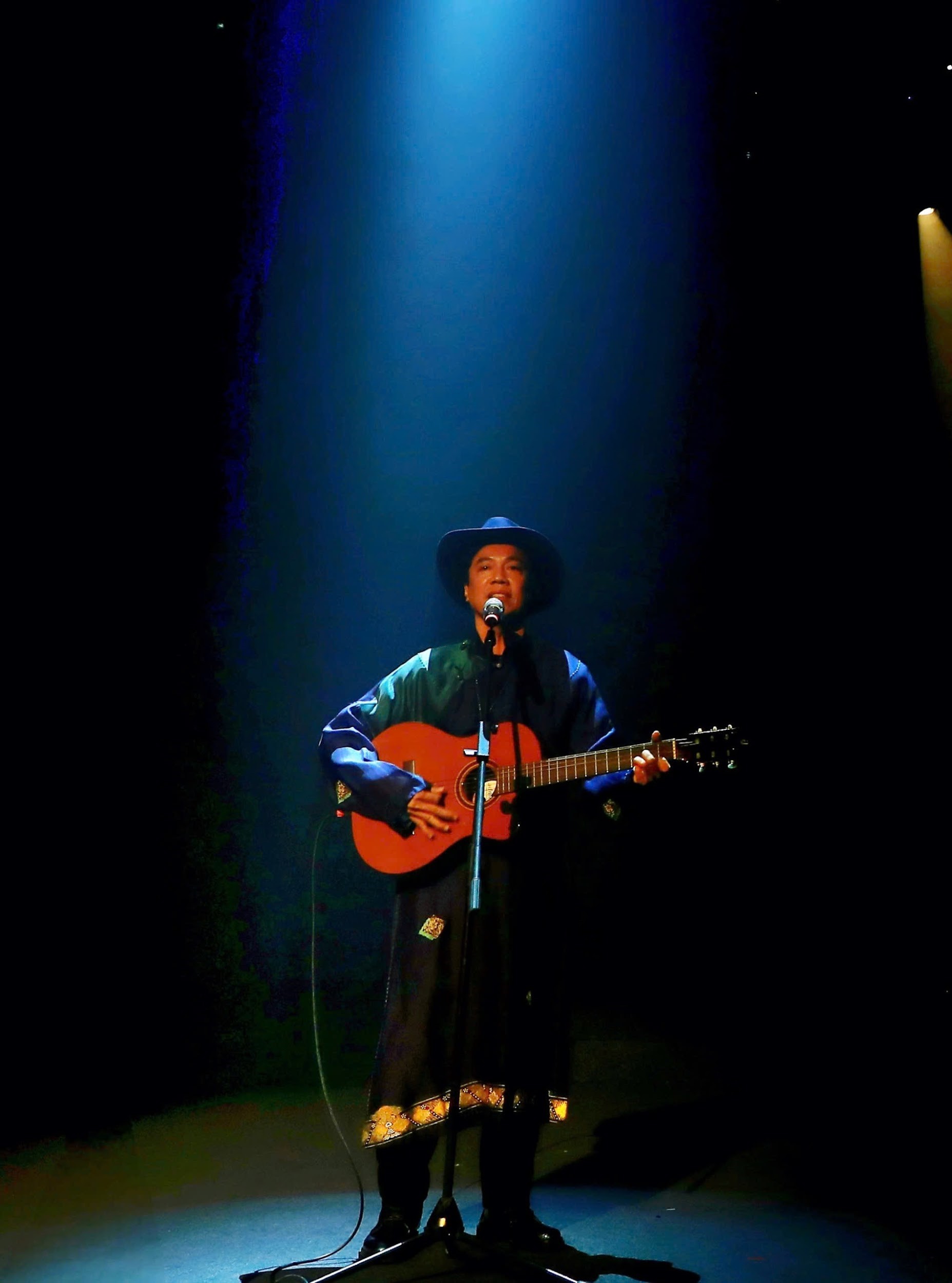 Dương Tấn Sơn từ đĩa than Xin Mặt Trời Ngủ Yên đến đêm nhạc Hãy Yêu Nhau Đi 6 duong-tan-son-12-1766044661.jpg