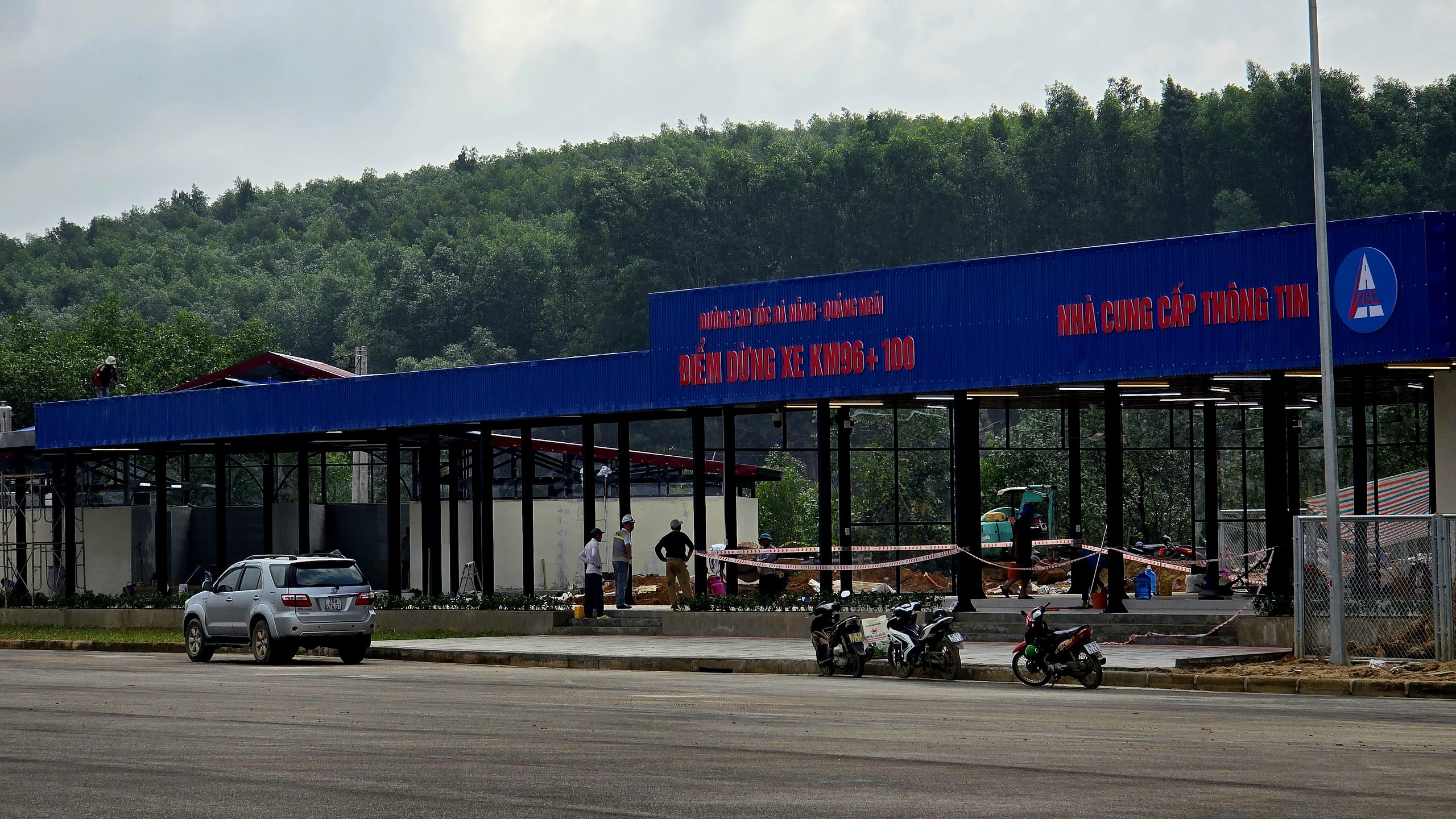 Điểm dừng xe đầu tiên trên cao tốc Đà Nẵng - Quảng Ngãi sắp khai thác - Ảnh 2. Điểm dừng xe đầu tiên trên cao tốc Đà Nẵng - Quảng Ngãi sắp khai thác - Ảnh 2.