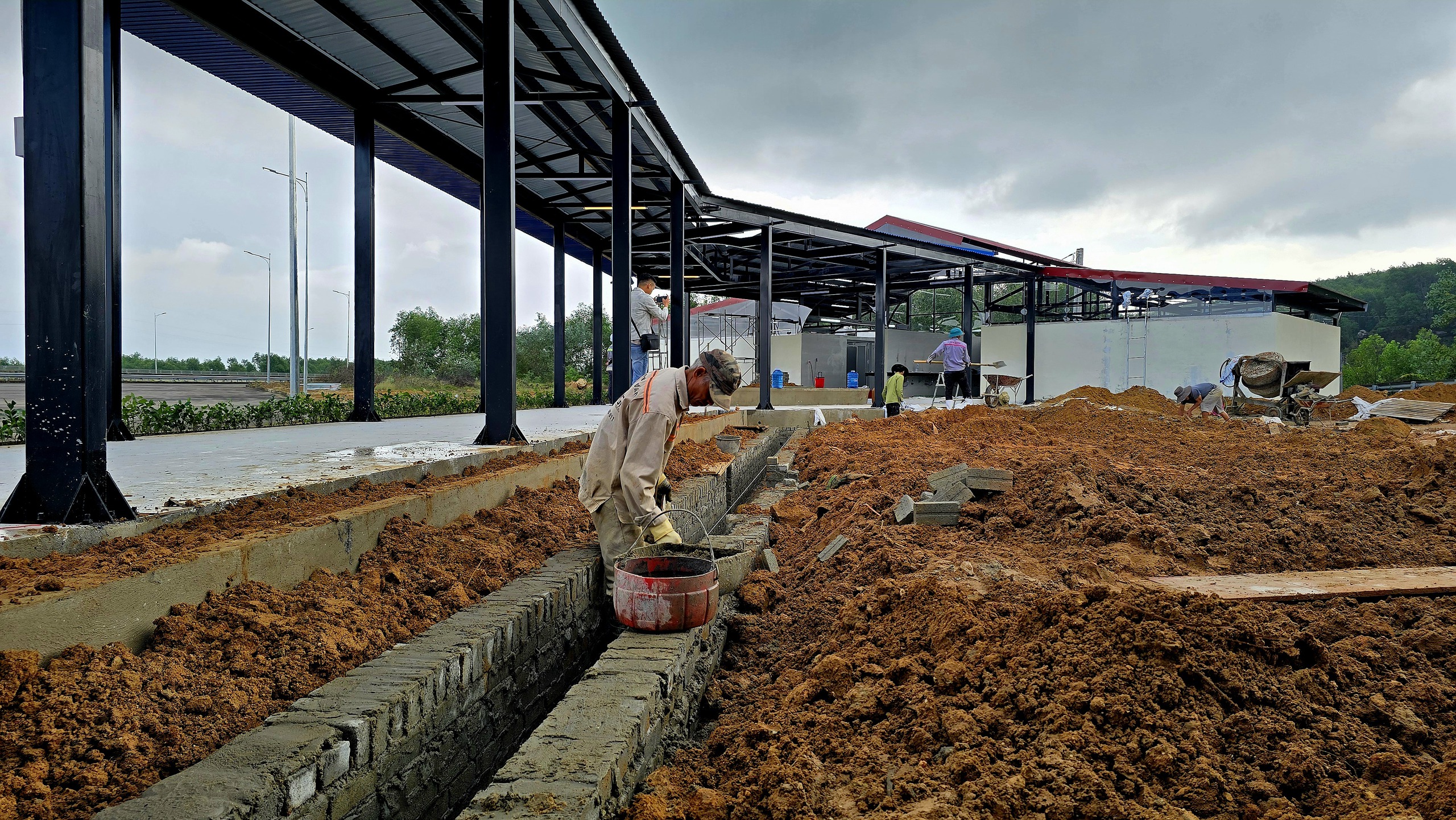 Điểm dừng xe đầu tiên trên cao tốc Đà Nẵng - Quảng Ngãi sắp khai thác - Ảnh 6. Điểm dừng xe đầu tiên trên cao tốc Đà Nẵng - Quảng Ngãi sắp khai thác - Ảnh 6.